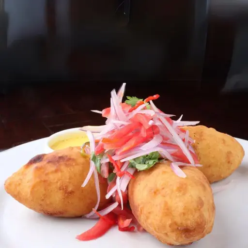 This traditional Peruvian dish features a hearty filling of mixed meat, seasoned to perfection and enveloped in creamy mashed potatoes.