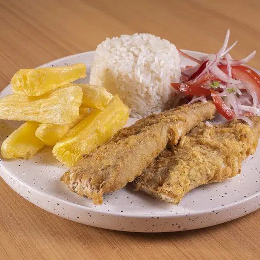 Breaded fish with lemon sauce, tomatoes, lettuce, special onions & fried yuca